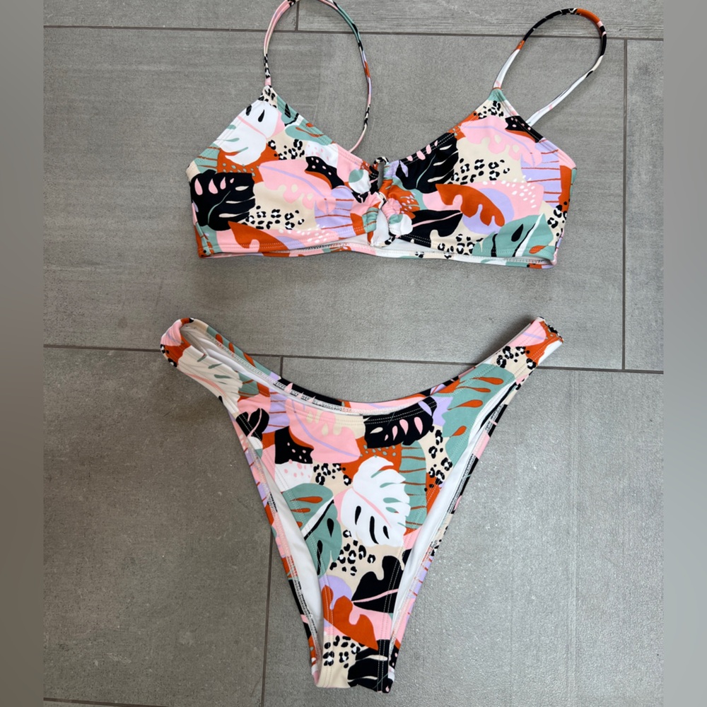 Fun bikini for the pool or beach! Great print in pink/sage/black/white - so cute